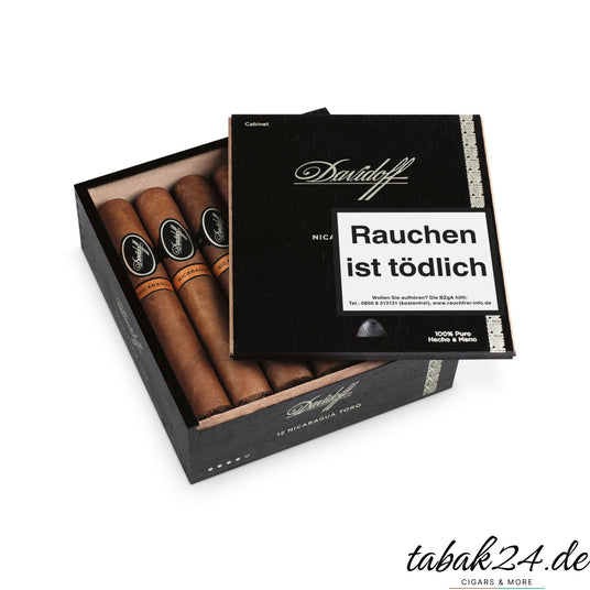 Geöffnete Davidoff Nicaragua Toro Zigarrenkiste mit zwölf Premiumzigarren