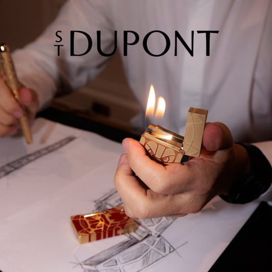 S.T. Dupont Luxusfeuerzeug in Hand – elegantes Design für Zigarren