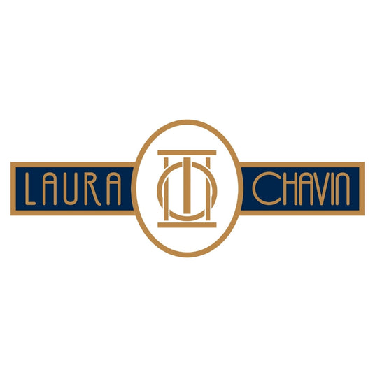Laura Chavin Logo mit "Depot" Schriftzug auf edlem blauen Chesterfield samt Hintergrund