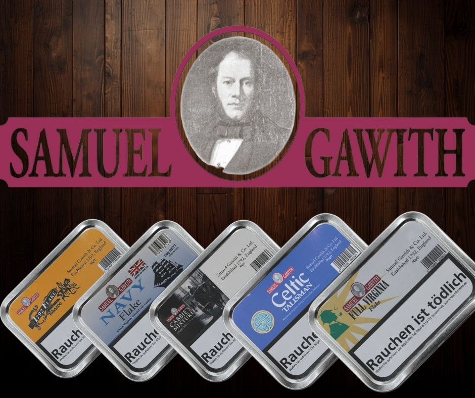 Samuel Gawith Pfeifentabak Sortiment mit fünf Dosen und Firmenlogo auf dunklem Holzhintergrund