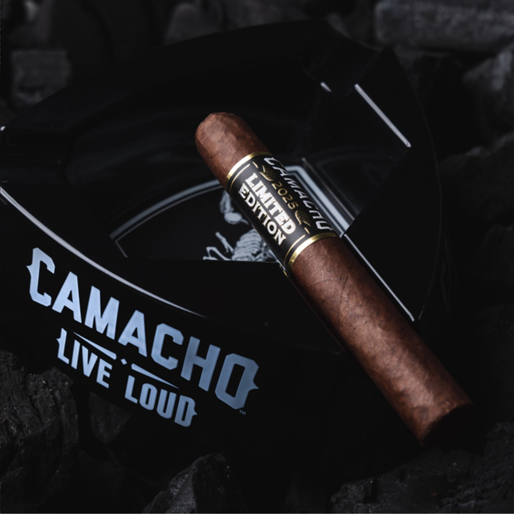 Camacho Limited Edition 2025 auf schwarzem Camacho-Aschenbecher