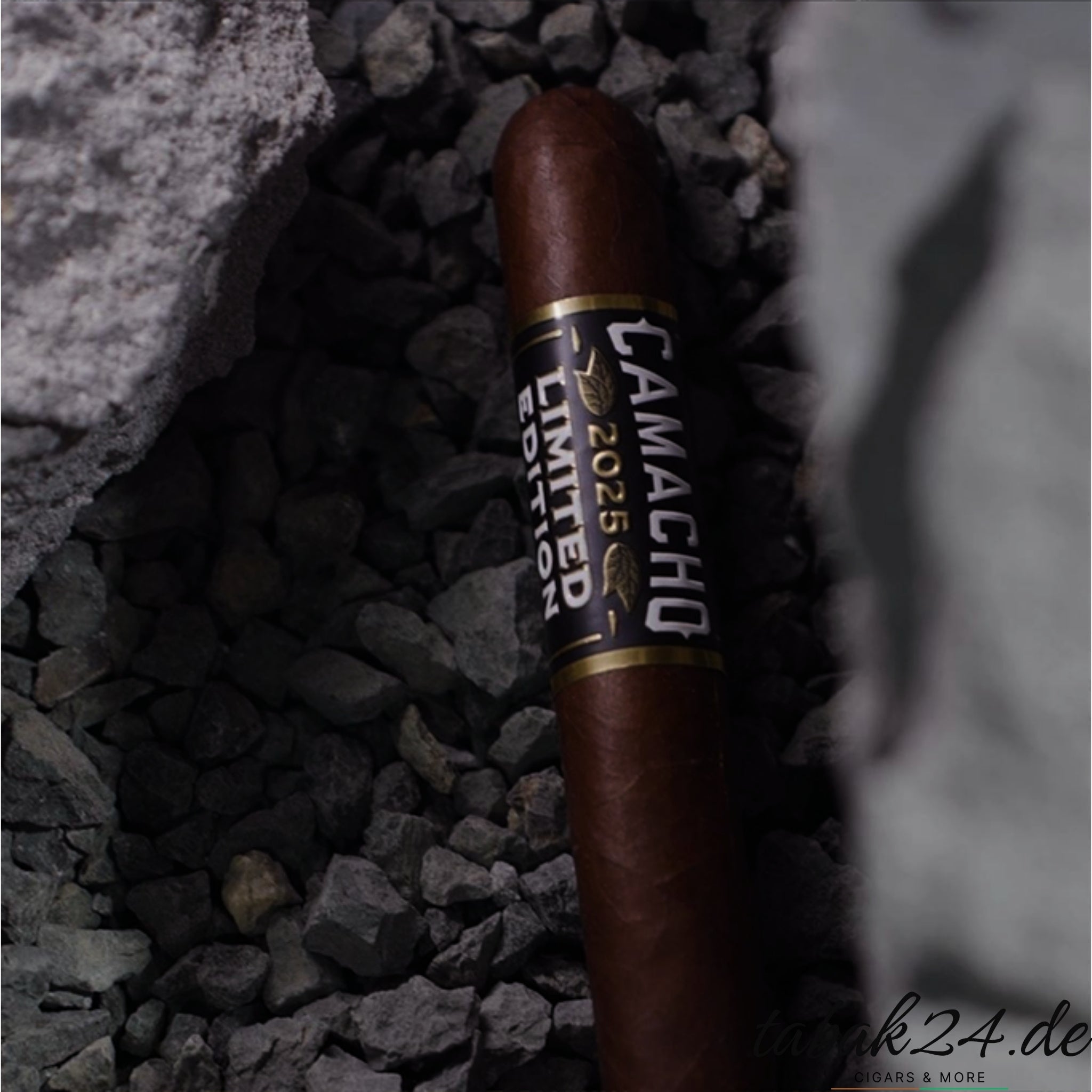 Nahaufnahme der Camacho Limited Edition 2025 im Gestein
