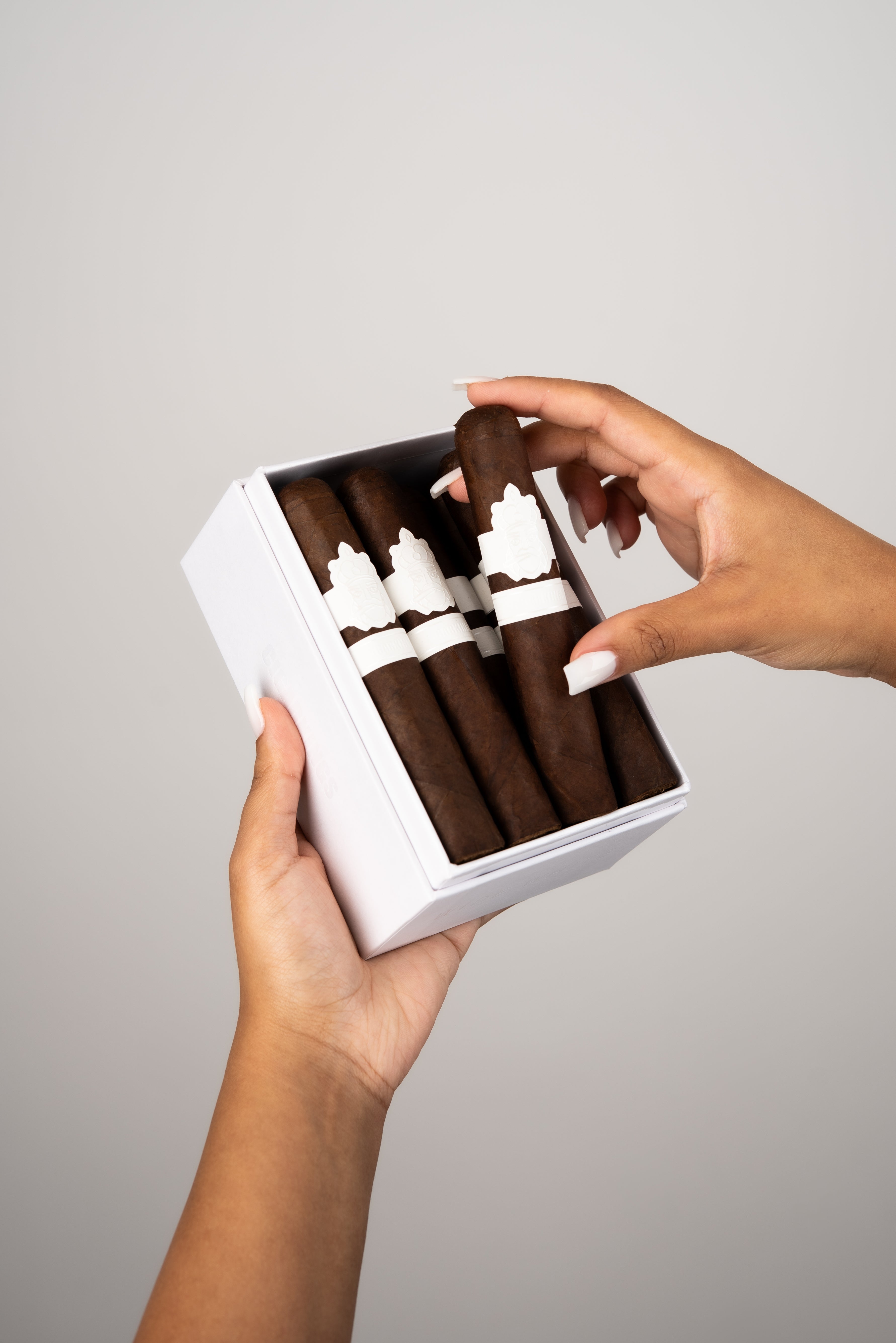 CigarKings Wide White Premium Zigarre – handgerollte Montesco Zigarre mit dunklem Maduro Deckblatt