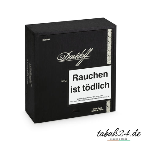 Geöffnete Holzkiste mit 12 Davidoff Nicaragua Robusto Zigarren