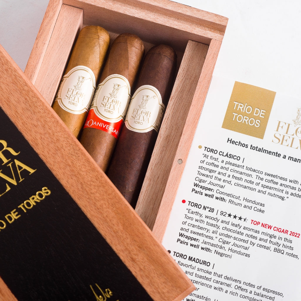 Flor de Selva Trío de Toros – Nahaufnahme der geöffneten Holzkiste mit Toro Clásico, N°20 und Maduro sowie Produktkarte