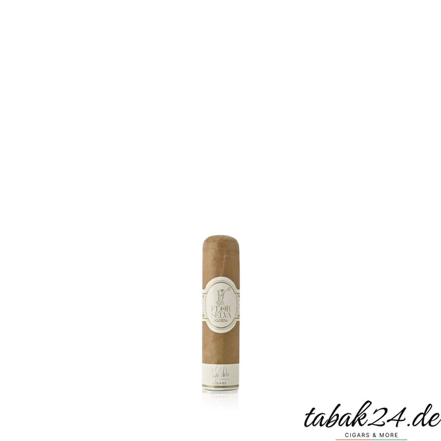 Flor de Selva Egoista Zigarre im Short Robusto Format vor weißem Hintergrund