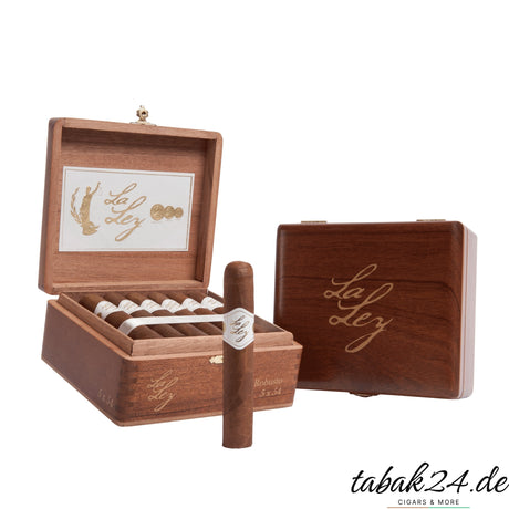Offene Holzkiste mit 21 La Ley Robusto Zigarren in eleganter Präsentation