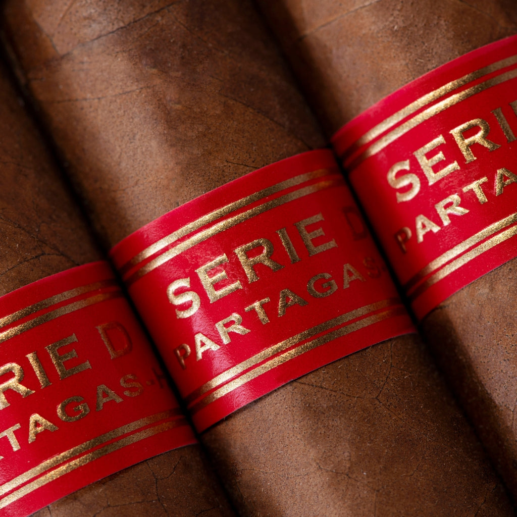 Partagás Serie D No. 4 Robustos mit leuchtend rotem Zigarrenring in Nahaufnahme