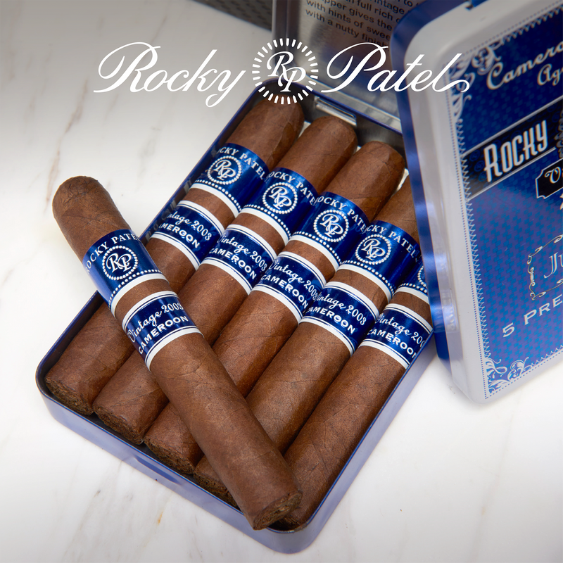 Rocky Patel Vintage 2003 Cameroon Zigarren in Metallbox mit blauem Zigarrenring und offenem Deckel
