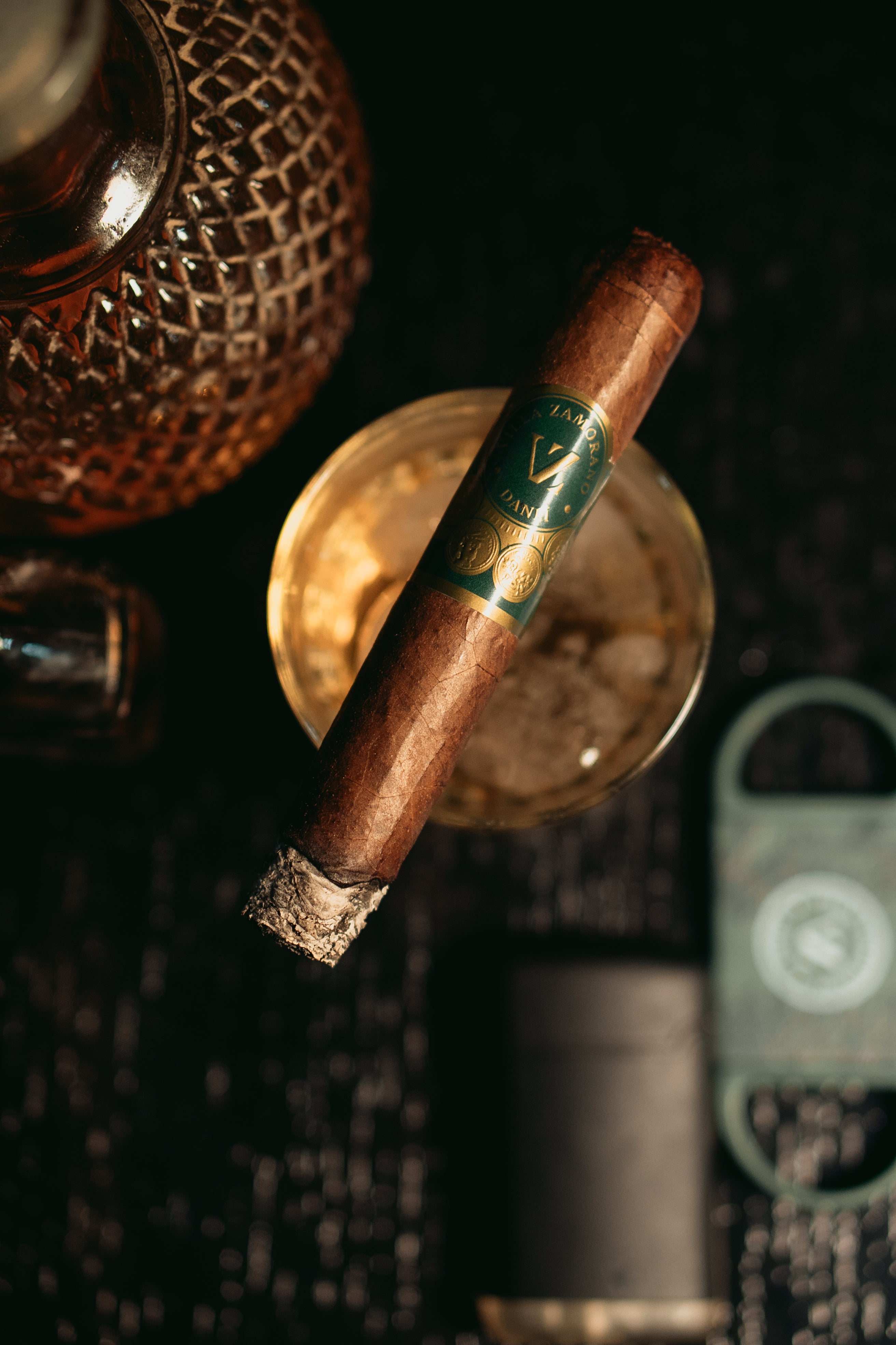 Villa Zamorano Danlí Robusto mit Asche auf Glas mit Rum