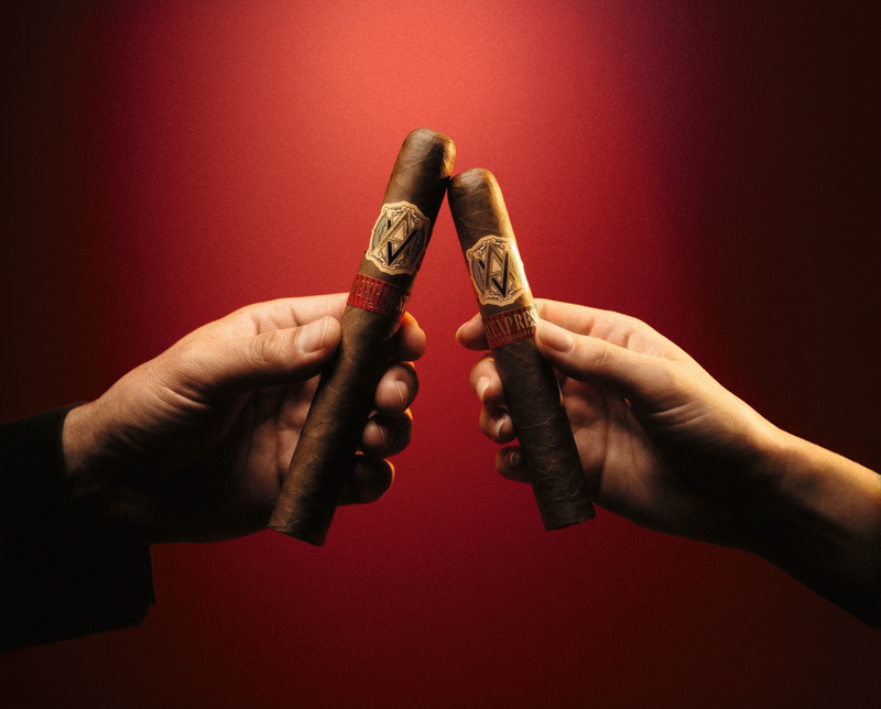 AVO Expresivo Robusto – zwei Zigarren im Handshake-Moment, Burn-Brighter-Kampagne