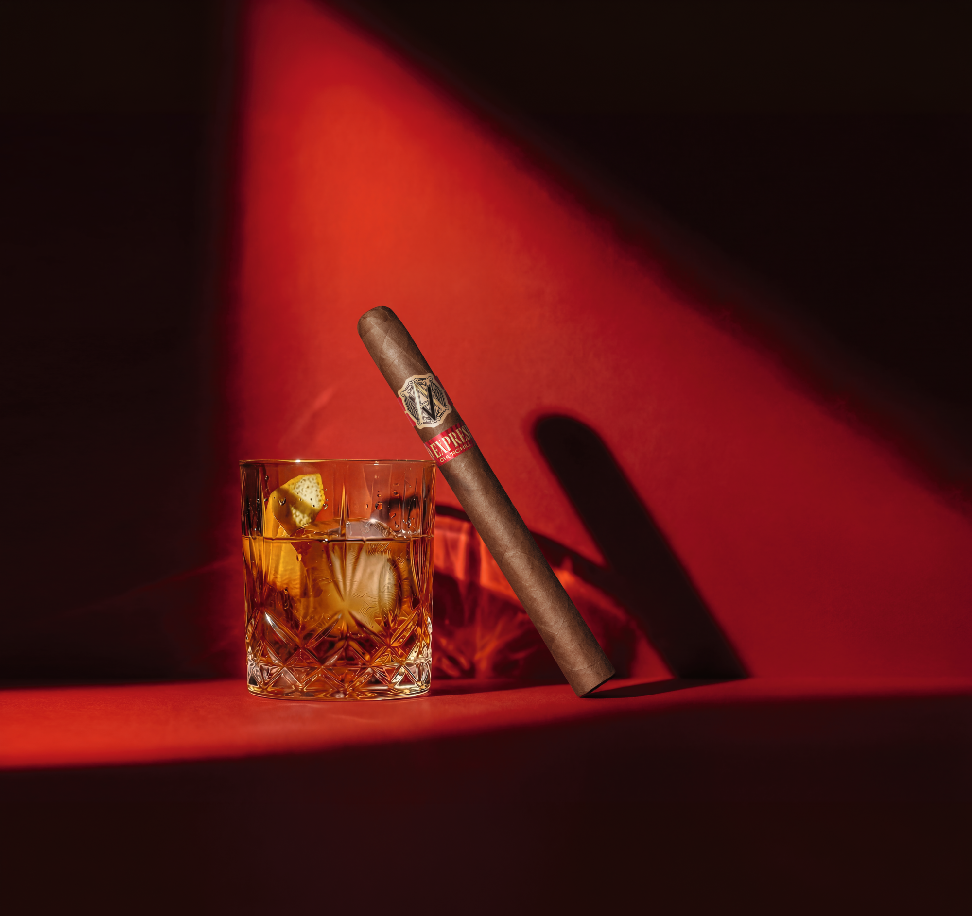 AVO Expresivo Churchill an einem Whiskeyglas – Lifestyle-Aufnahme