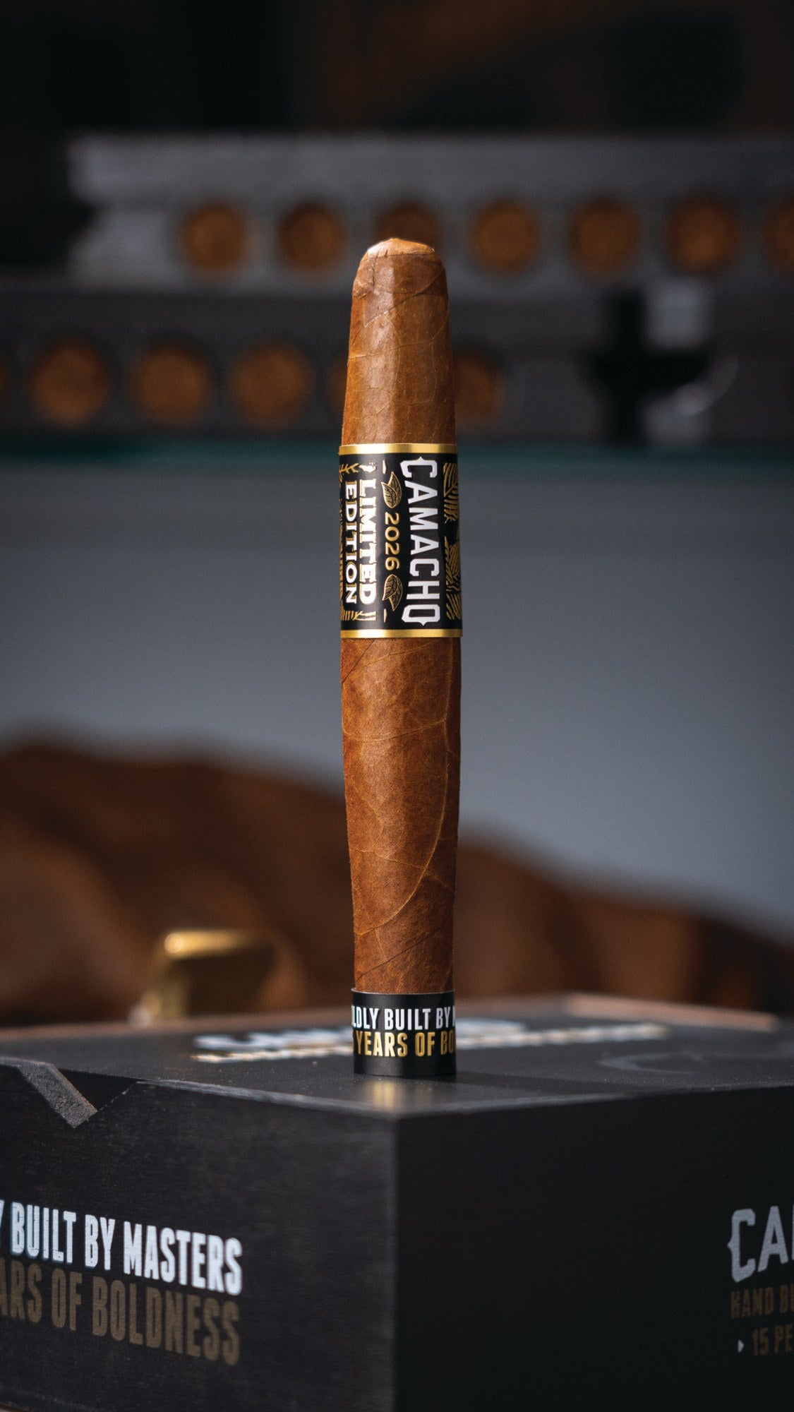 Camacho Limited Edition 2026 aufrecht auf der Holzkiste