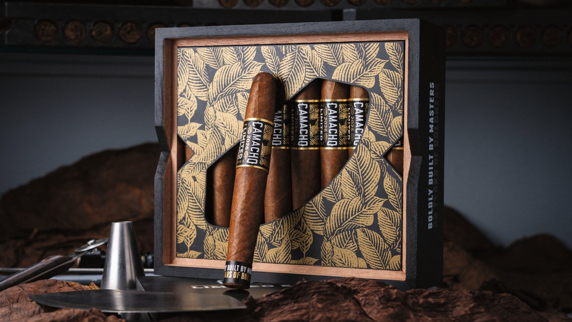 Camacho Limited Edition 2026 aus der offenen Innenverpackung gezogen