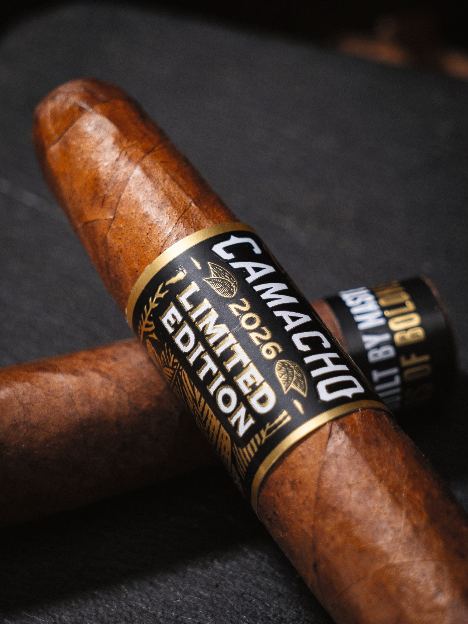 Nahaufnahme der Bauchbinde zweier Camacho Limited Edition 2026 Zigarren
