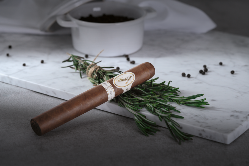 Davidoff Chefs Edition 2025 Toro Zigarre auf Rosmarin und Marmorplatte