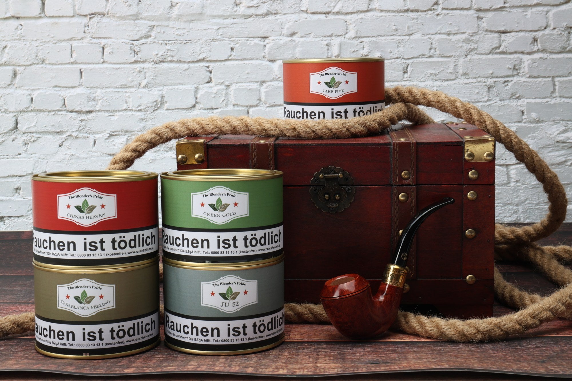 HU Tobacco The Blenders Pride – Take Five, China's Heaven und weitere Sorten mit Pfeife und Holztruhe