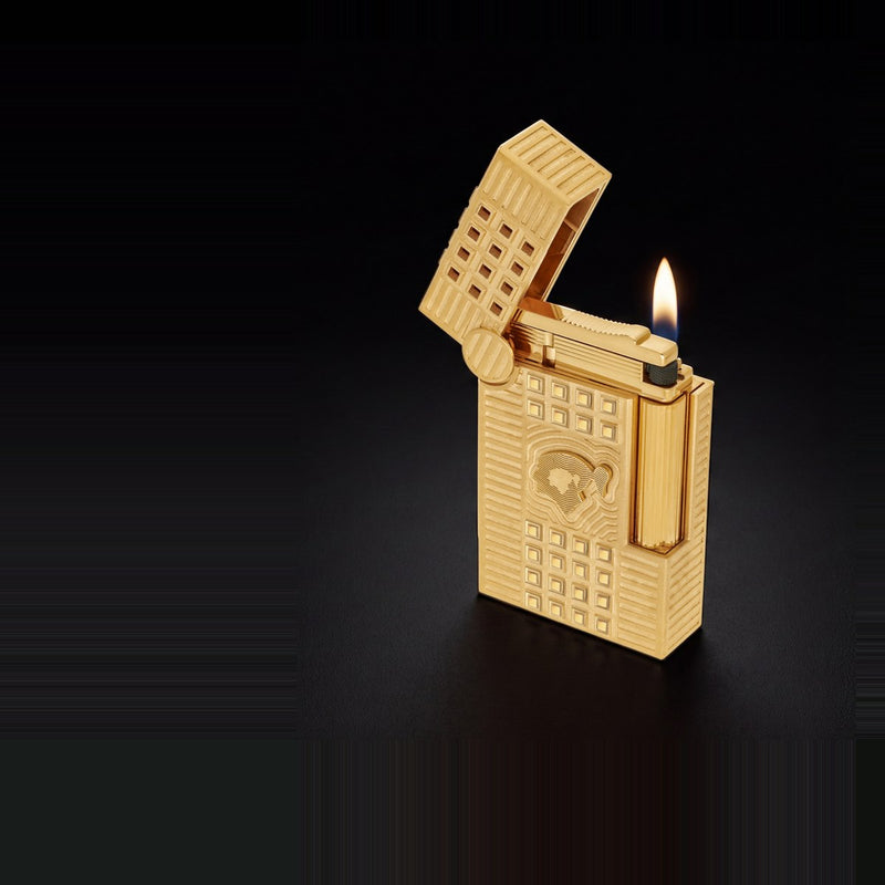 S.T. Dupont Ligne 2 Feuerzeug Cohiba 60th Anniversary Gold mit Flamme vor schwarzem Hintergrund