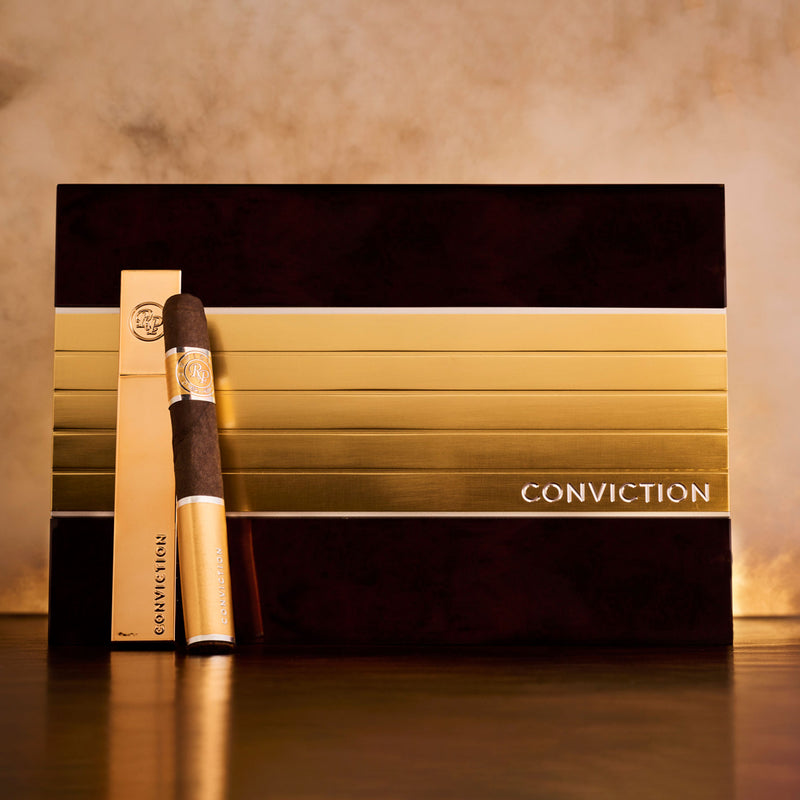 Rocky Patel Conviction Toro 10er Kiste mit Zigarre und goldener Tube