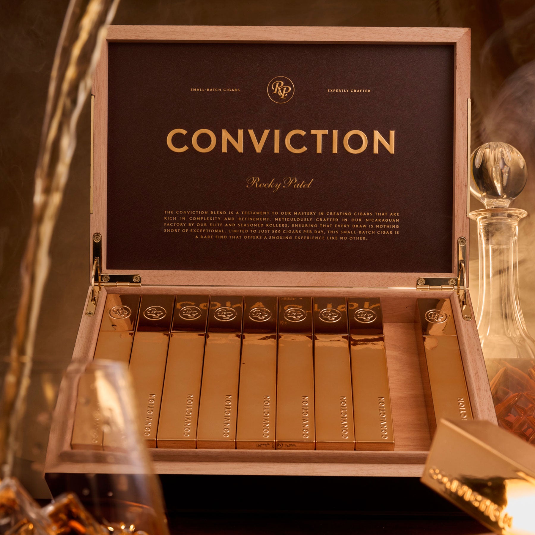 Rocky Patel Conviction Toro geöffnete Kiste mit goldenen Tuben und Whisky