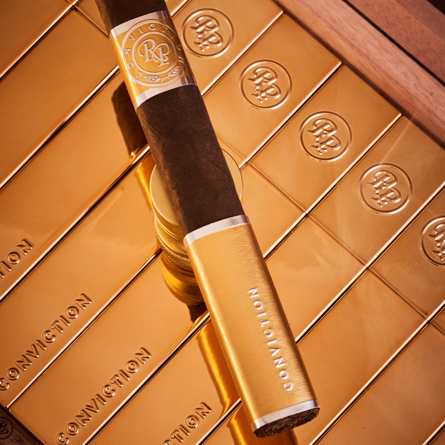 Rocky Patel Conviction Toro Zigarre auf den goldenen Tuben der Kiste