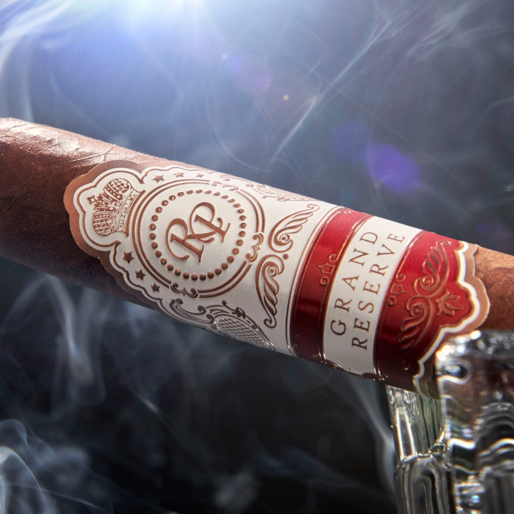 Rocky Patel Grand Reserve – Zigarre in Nahaufnahme mit Rauch