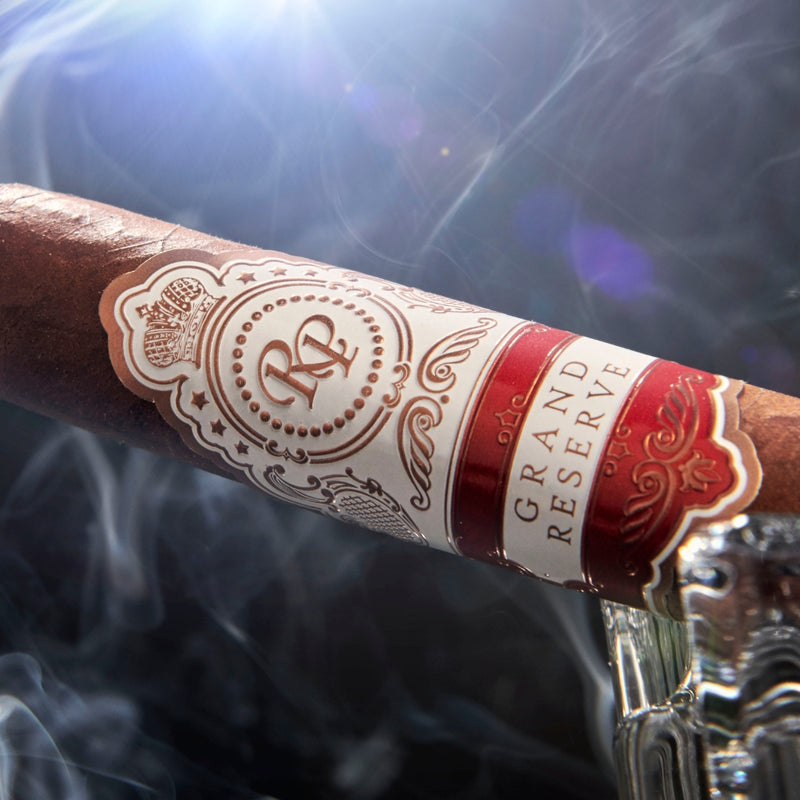 Rocky Patel Grand Reserve – Zigarre in Nahaufnahme mit Rauch