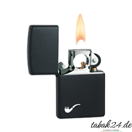 Zippo Pfeifenfeuerzeug Schwarz matt – geöffnet mit Flamme